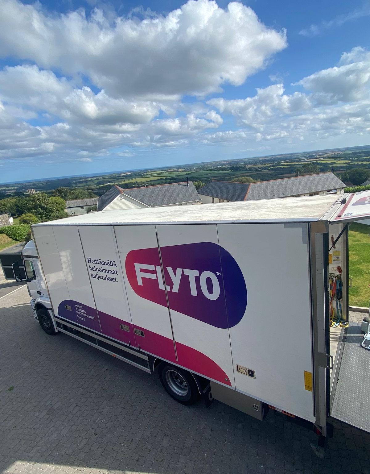 Flyton kuorma-autoa lastataan kansainväliseen muuttoon